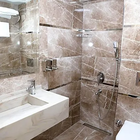 Grand Tower فندق 3*
